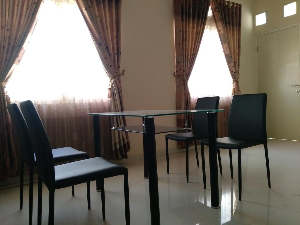 Jasmine Park Guest House Semarang Exterior foto